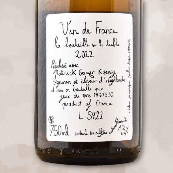 la-bouteille-sur-la-table-vin-naturel-jeux-de-vins-des-racines-au-verre